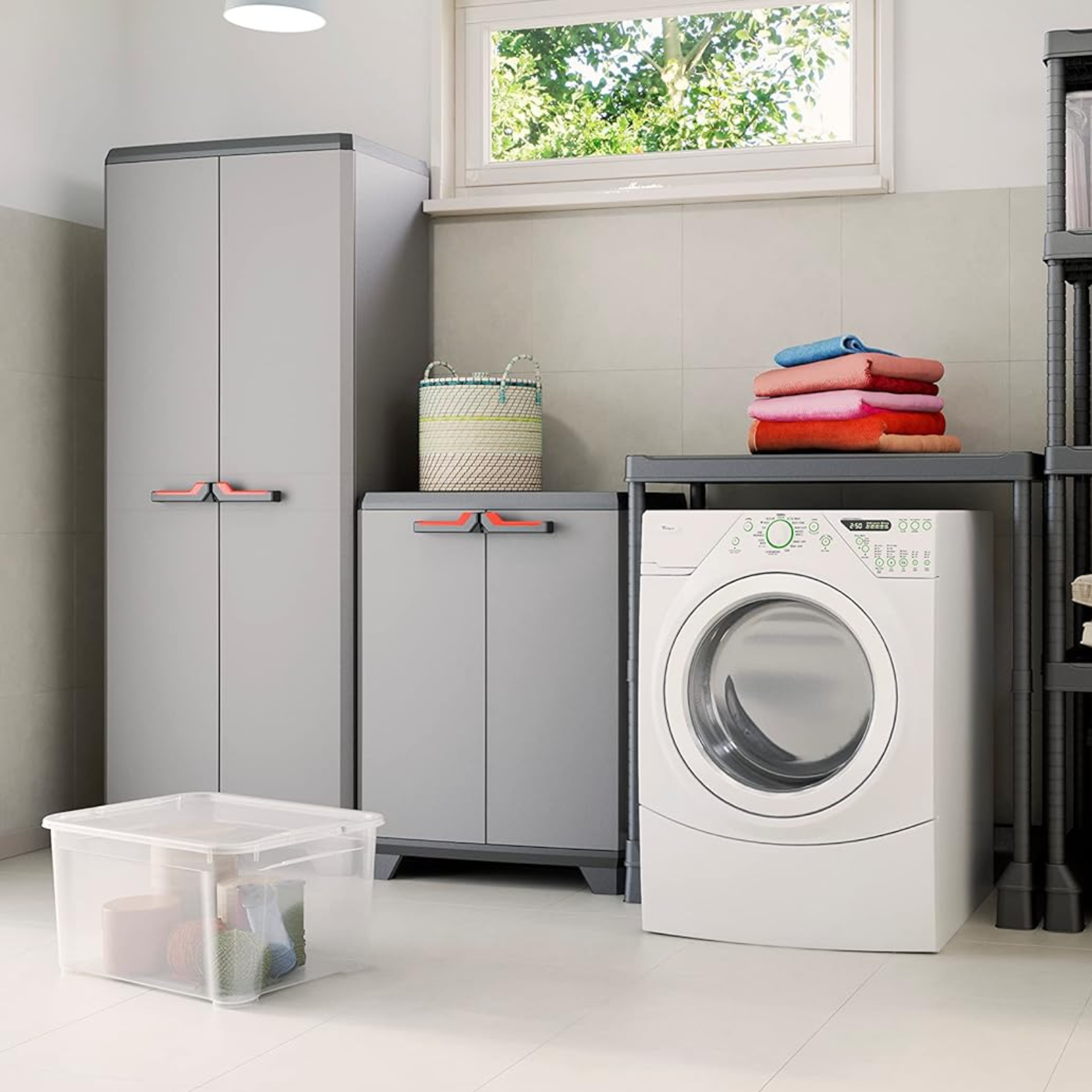 Armadio da esterno in resina grigio con 2 ante e ripiani interni - Basic