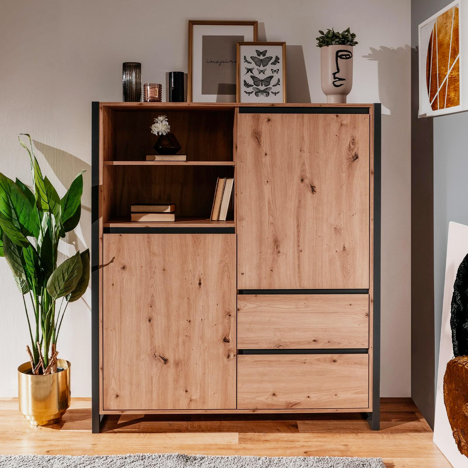 Credenza alta da soggiorno in legno color quercia con profili antracite con 2 ante 2 cassetti e 2 vani a giorno
