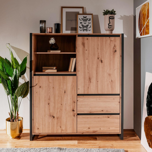 Credenza alta da soggiorno in legno color quercia con profili antracite con 2 ante 2 cassetti e 2 vani a giorno