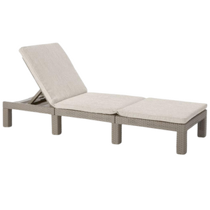 Lettino prendisole in resina antiurto con finitura rattan e cuscino imbottito color cappuccino