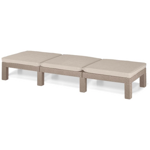 Lettino prendisole in resina antiurto con finitura rattan e cuscino imbottito color cappuccino