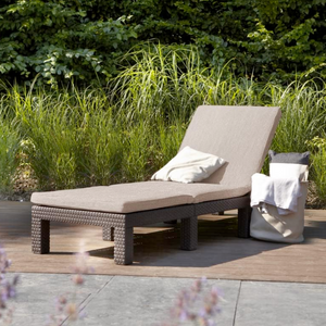 Lettino prendisole in resina antiurto con finitura rattan e cuscino imbottito color cappuccino