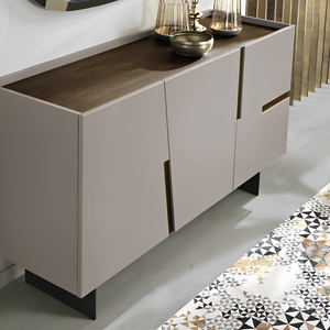 Madia moderna 160x89h in legno tortora 3 ante top e inserti effetto tek americano con base traverso in metallo nero - Girona