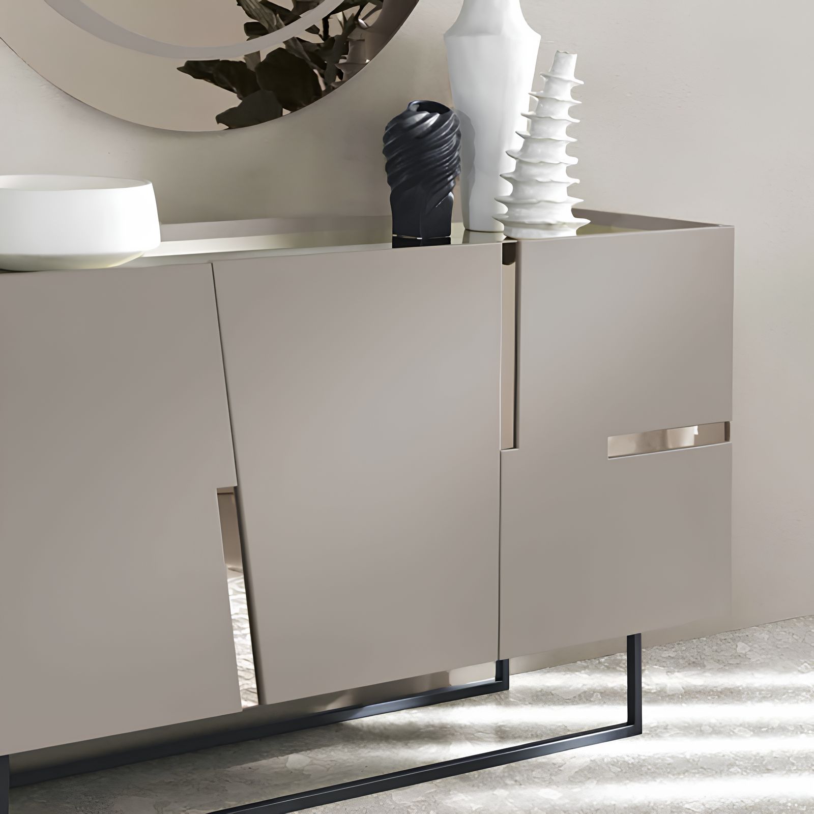 Madia moderna 160x89h in legno tortora 3 ante top e inserti in vetro bronzo con base slitta in metallo nero - Girona