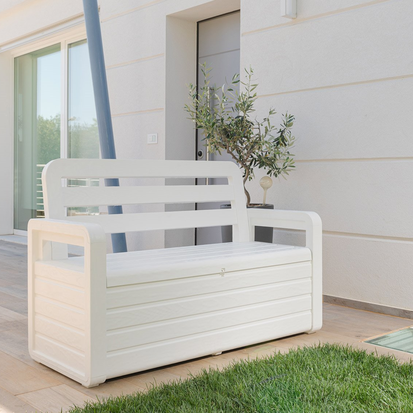 Panchina da esterno contenitore in resina finitura effetto legno bianco - Spring