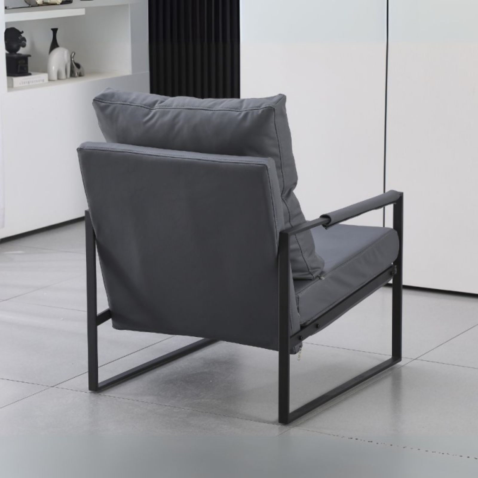 Poltrona da soggiorno in ecopelle grigio scuro e struttura in metallo nero - Gimmy