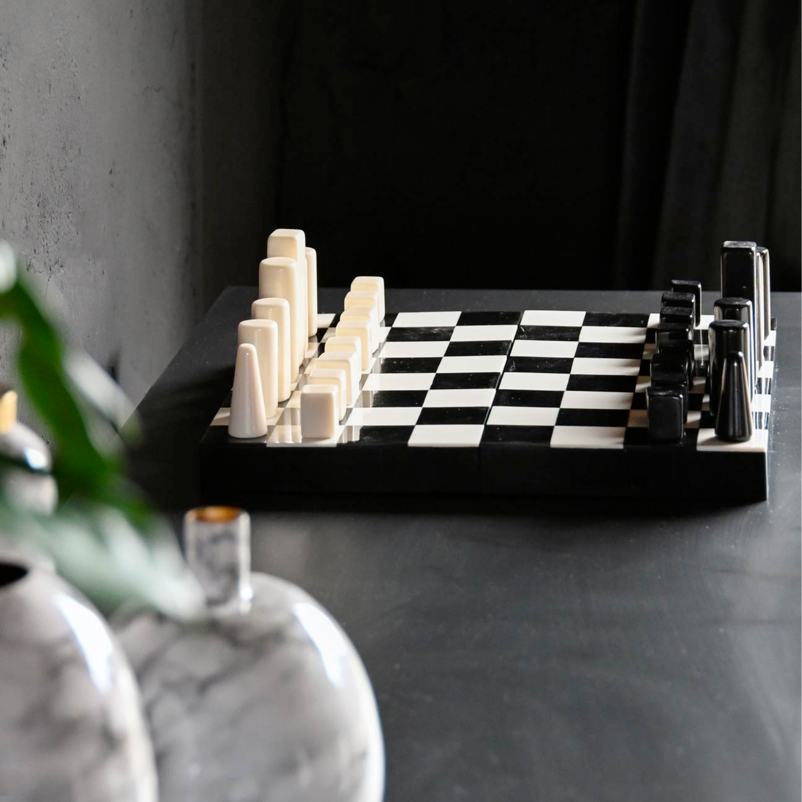 Scacchiera in resina bianca e nera design decorazioni per interno con scacchi