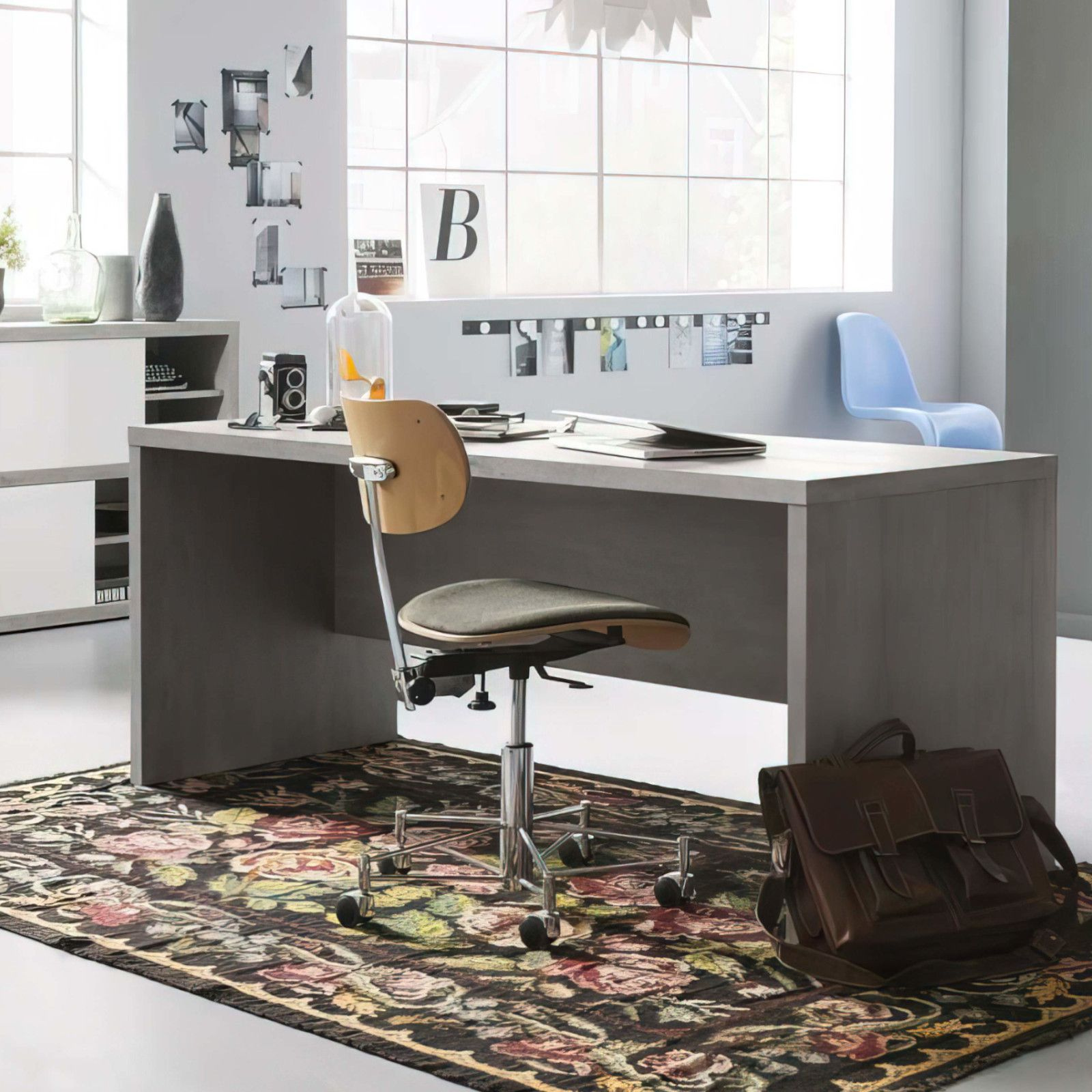 Scrivania da ufficio o cameretta "Flagstaff" in legno con traverso design moderno cemento