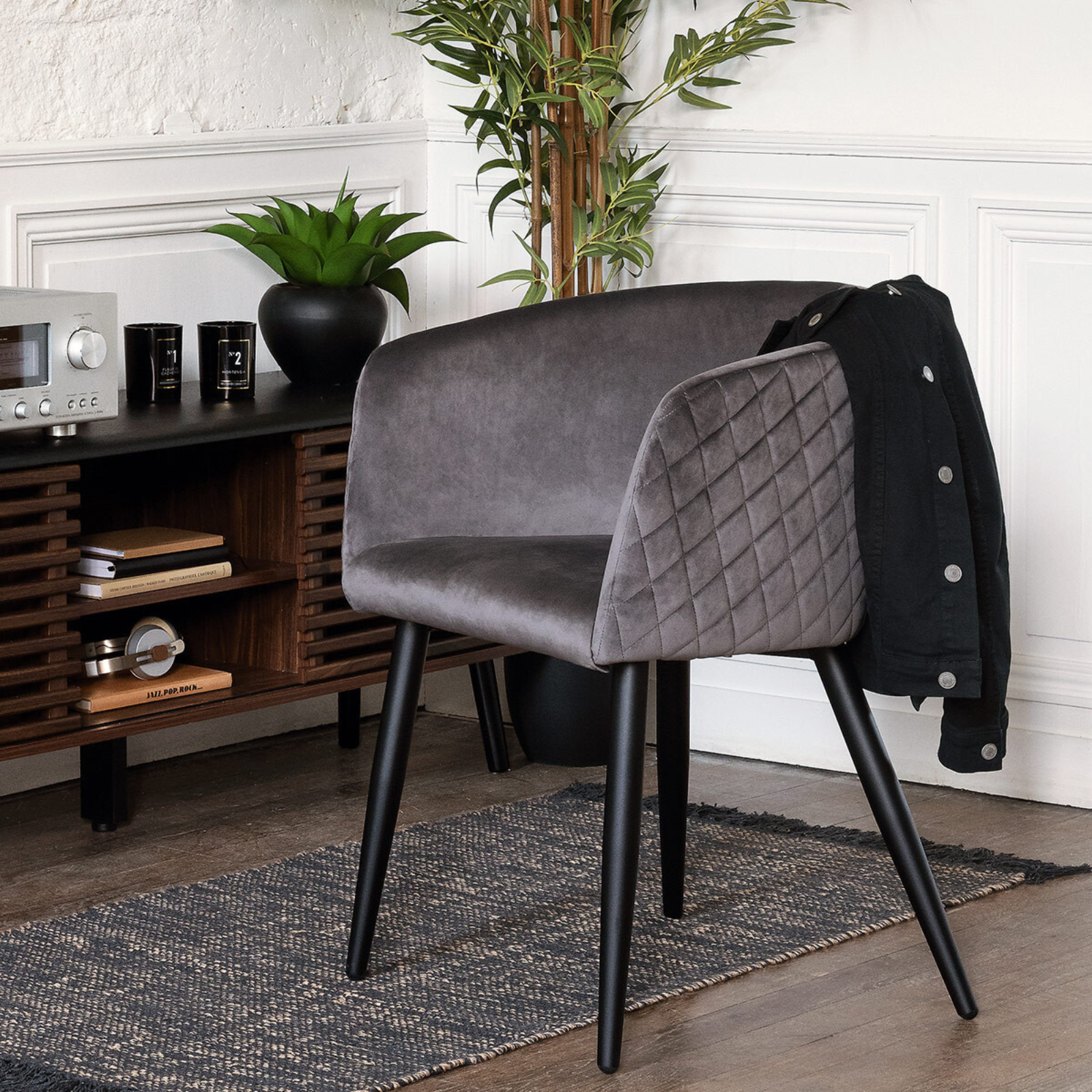 Poltrona da soggiorno o ufficio "Marli" design moderno in velluto ambra con gambe in metallo