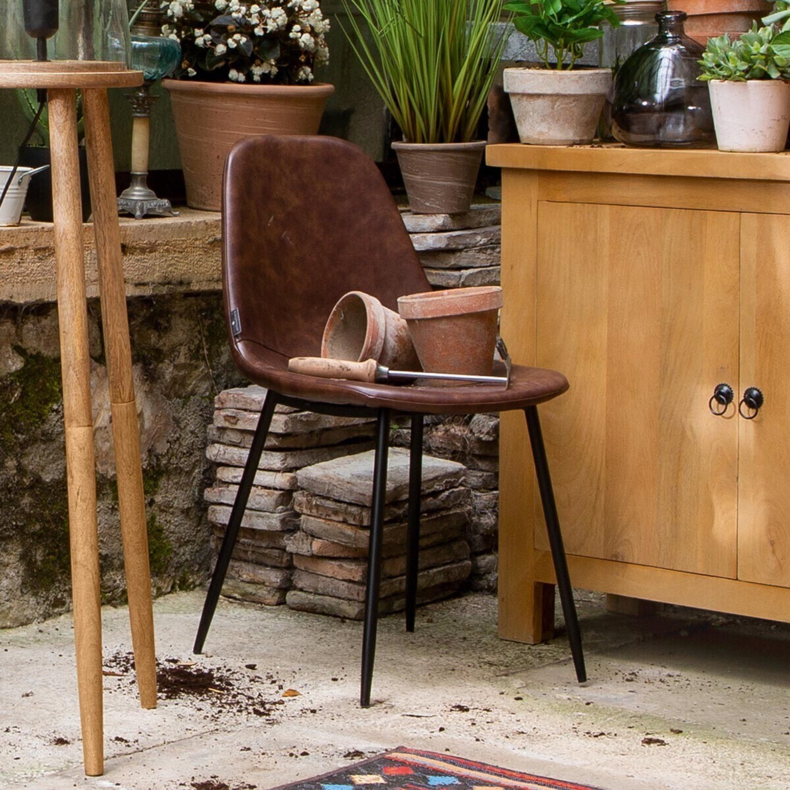 Sedia da pranzo design moderno rivestita in pelle anticata marrone e gambe in metallo - Vlad