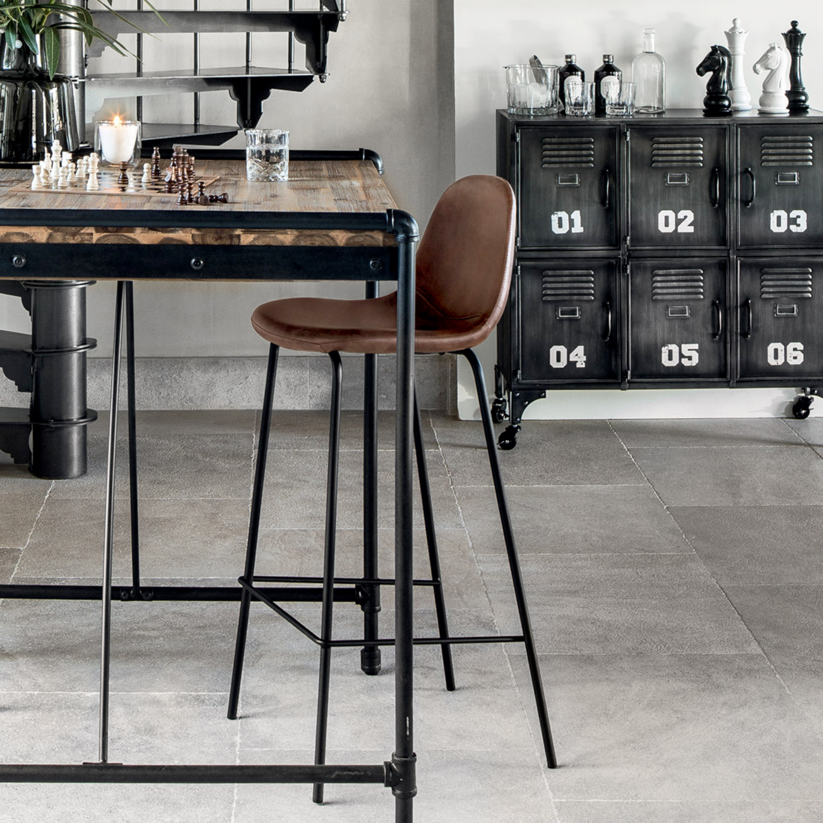 Sgabello alto da cucina o bar con seduta e schienale in pelle e struttura in metallo