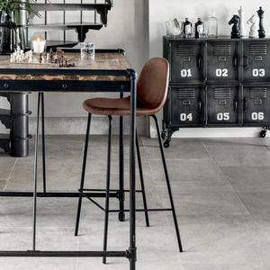 Sgabello alto da cucina o bar con seduta e schienale in pelle e struttura in metallo