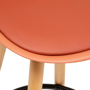 Sgabello alto da cucina o bar design moderno con gambe in legno e poggiapiedi in metallo seduta e schienale imbottito in PU