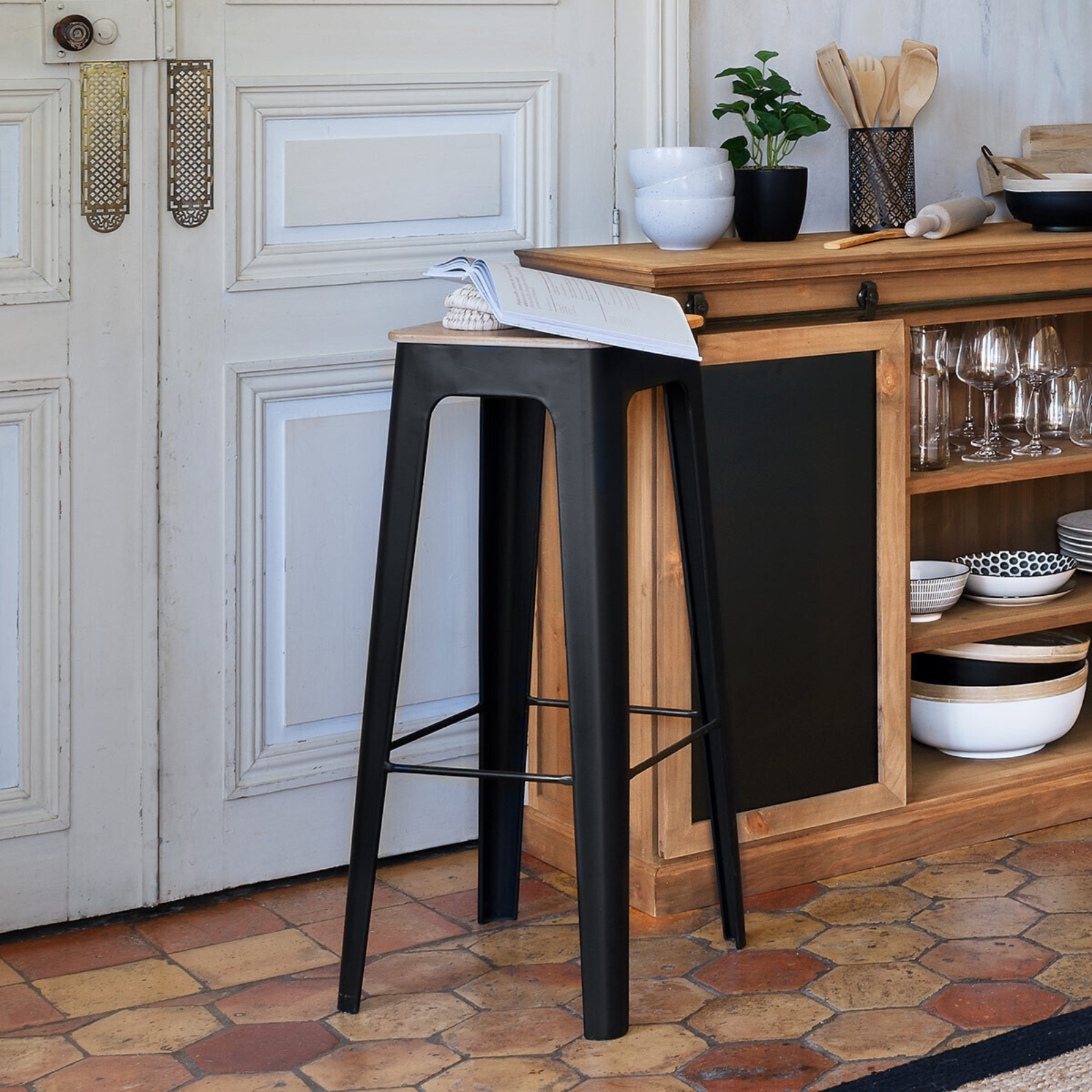 Sgabello da bar o cucina "Lota" design moderno nero struttura in acciaio e seduta in legno H 80cm