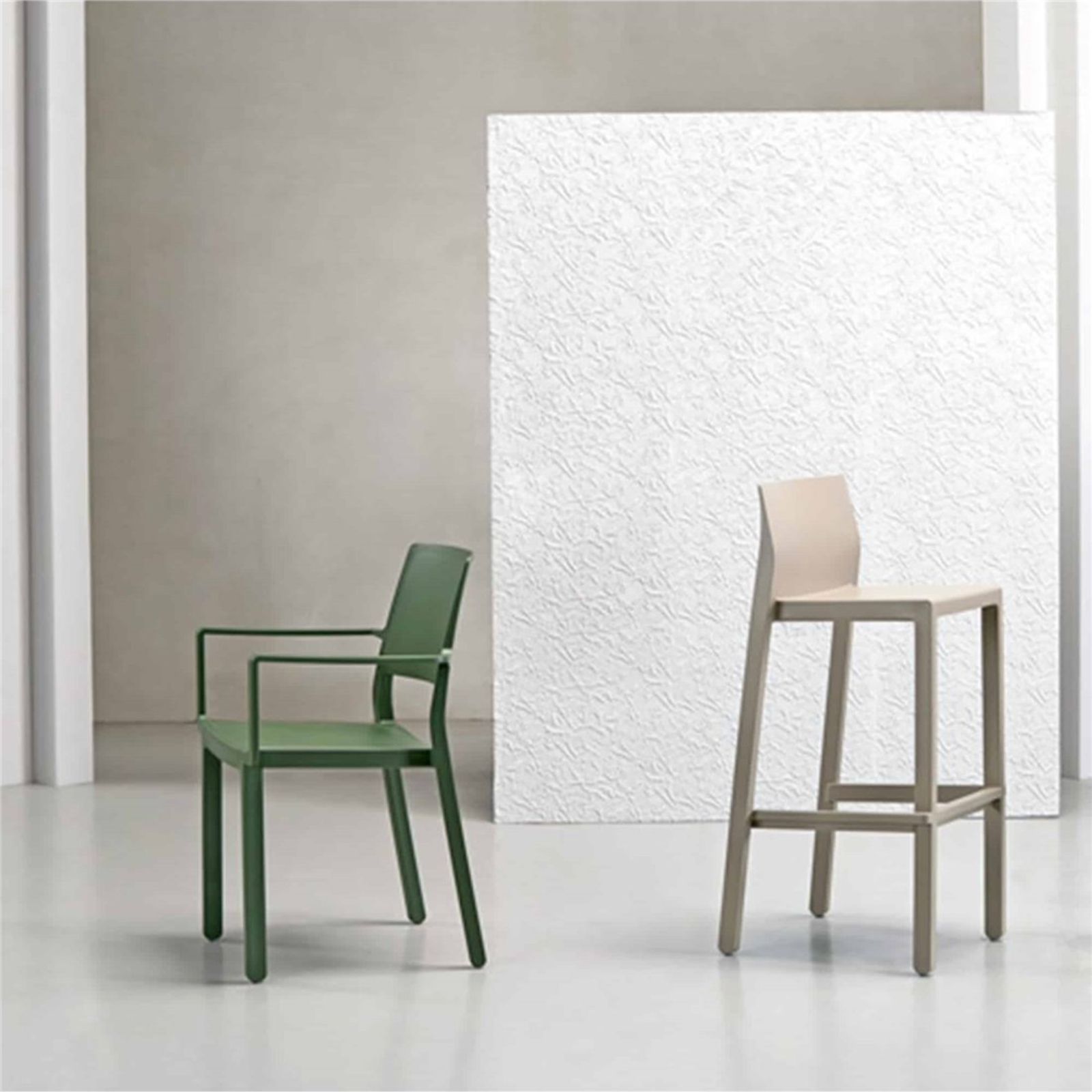 Sgabello alto da bar o cucina "Kate" in polipropilene design moderno impilabile per interno o esterno "Made in Italy"