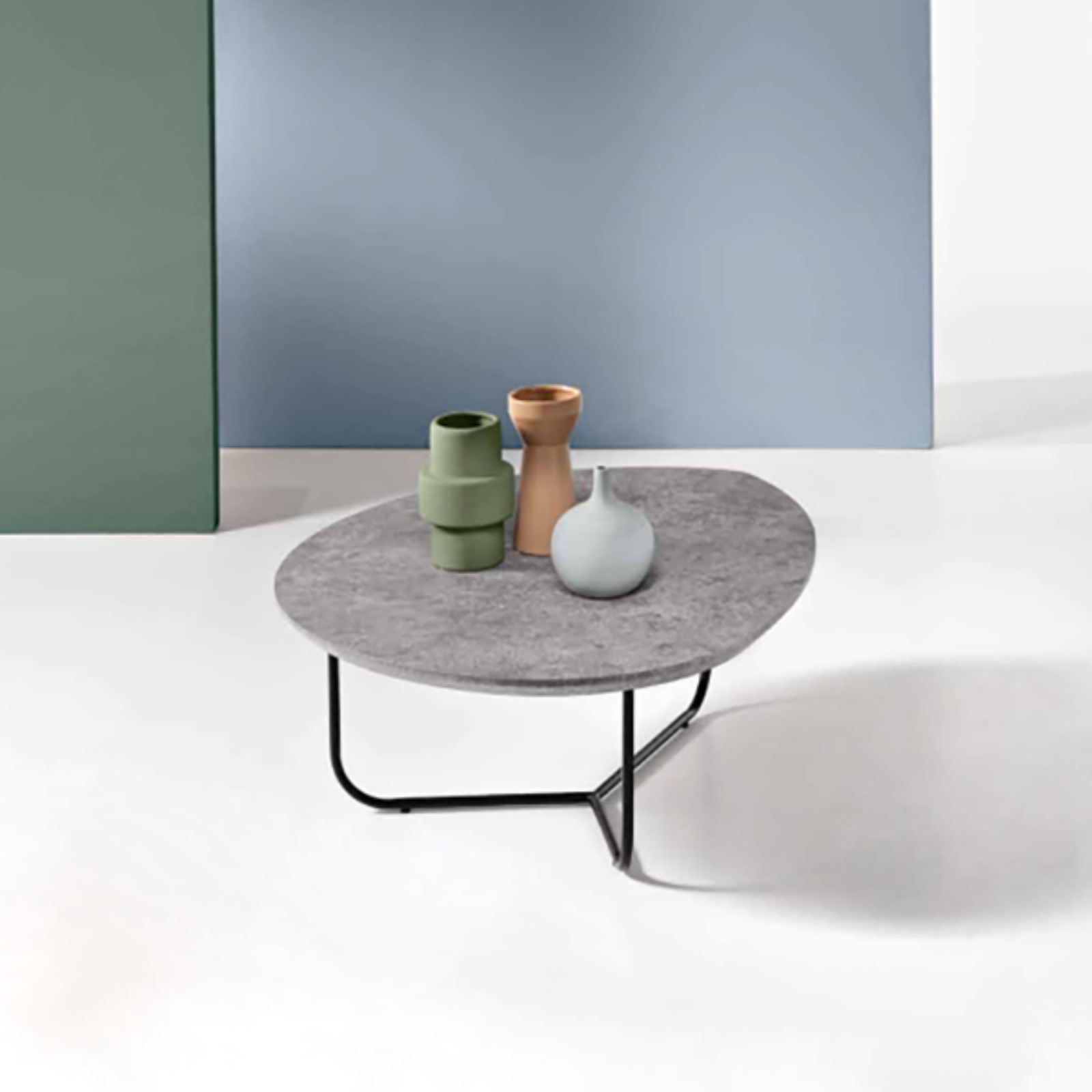 Tavolino da salotto con piano sagomato cemento e struttura in metallo nero - Oja