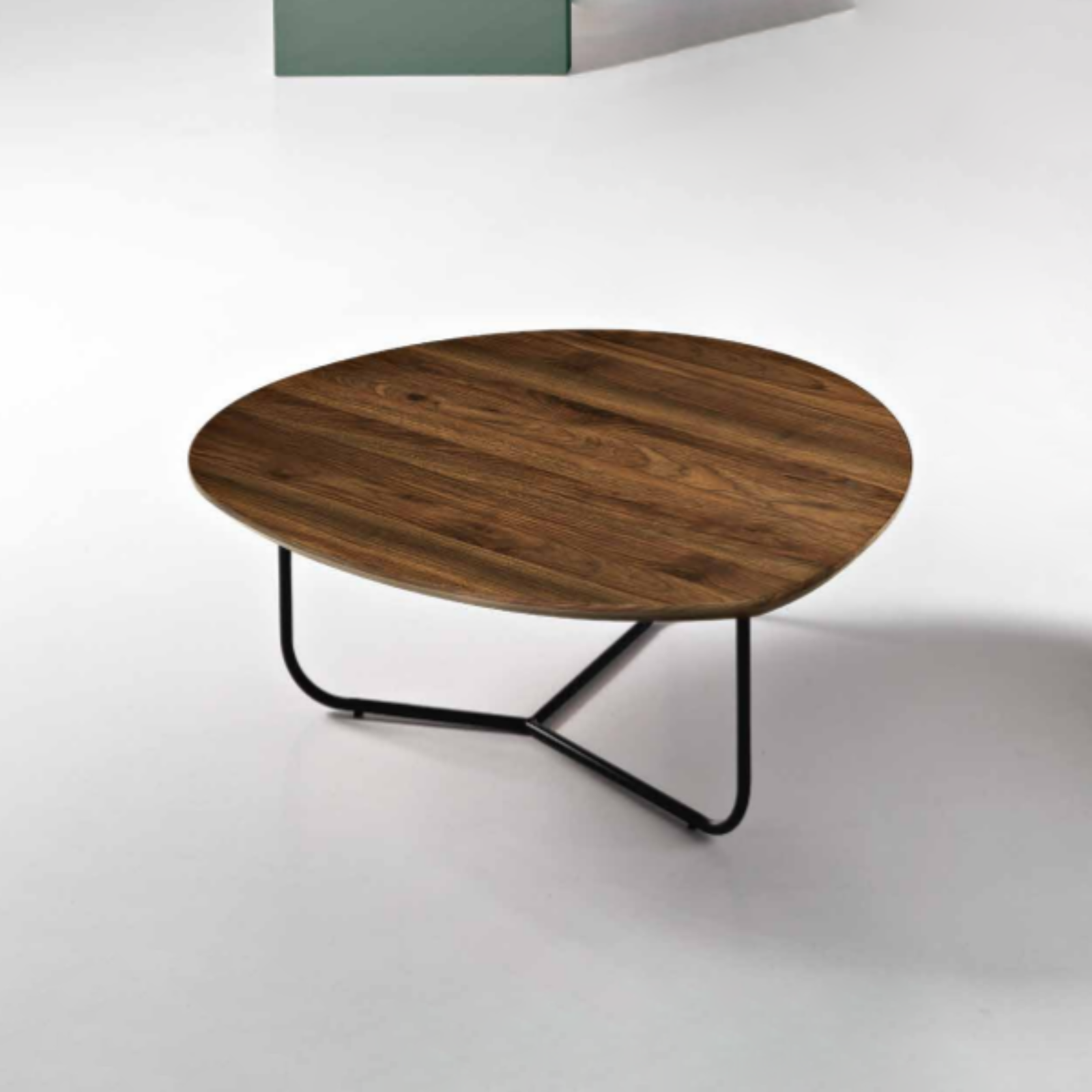 Tavolino da salotto con piano sagomato teak e struttura in metallo nero - Oja