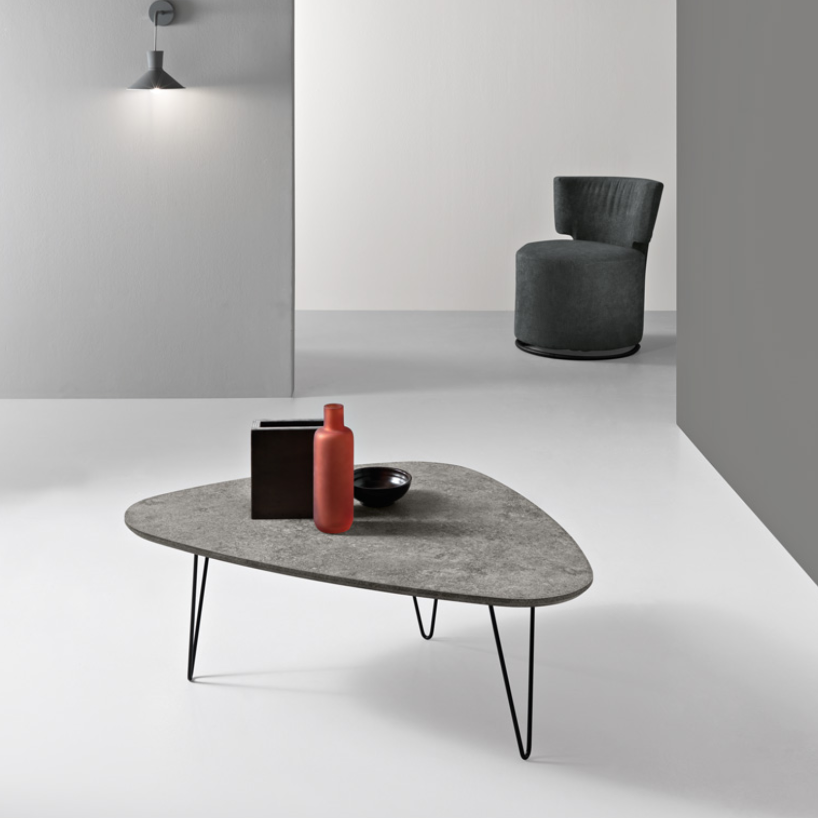 Tavolino da salotto piano sagomato cemento e gambe in metallo nero - Nico