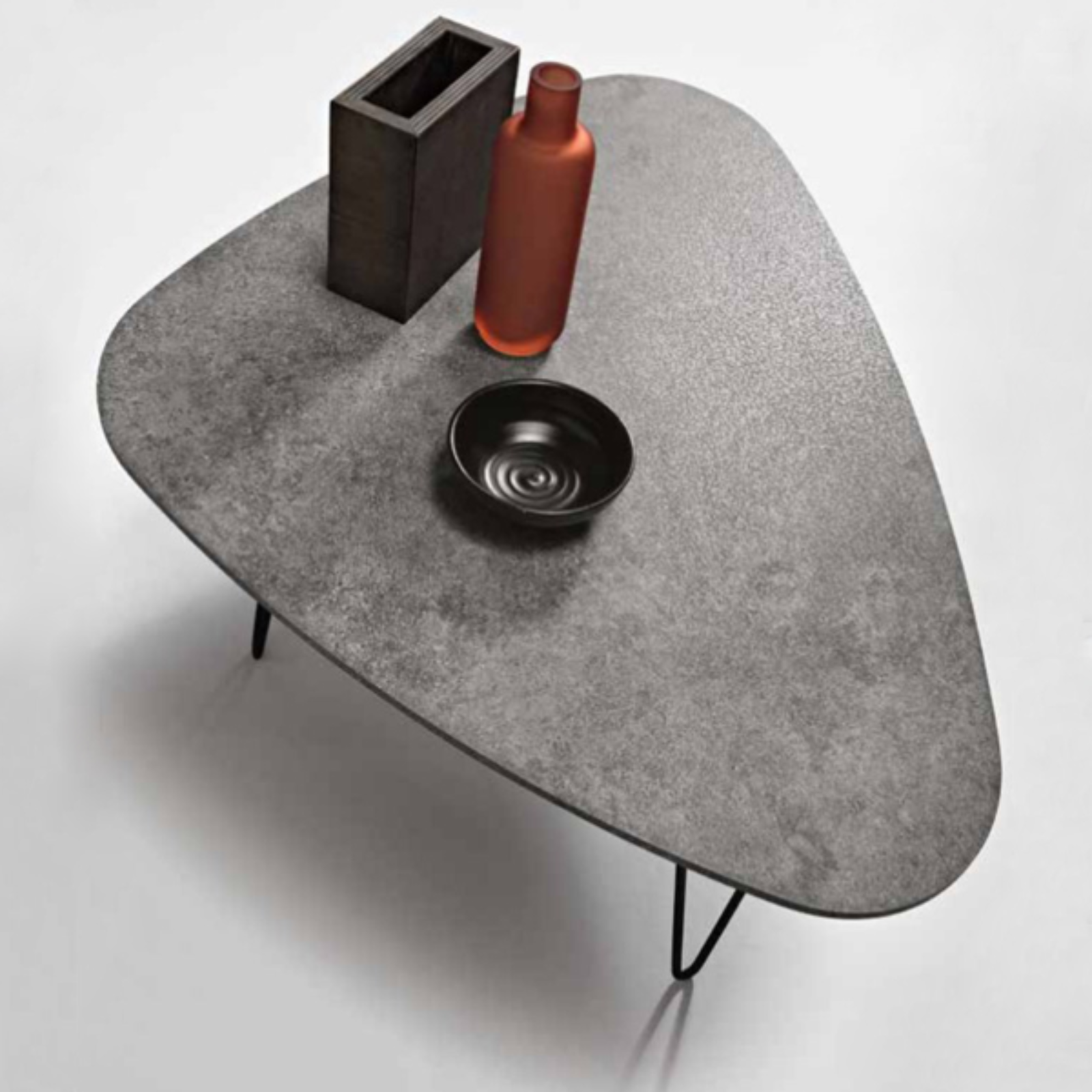 Tavolino da salotto piano sagomato cemento e gambe in metallo nero - Nico