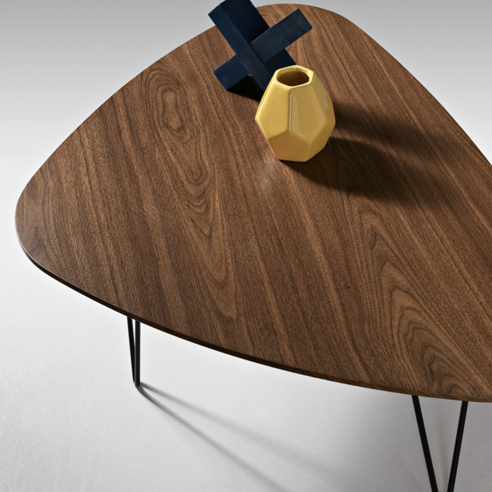 Tavolino da salotto piano sagomato tek e gambe in metallo nero - Nico