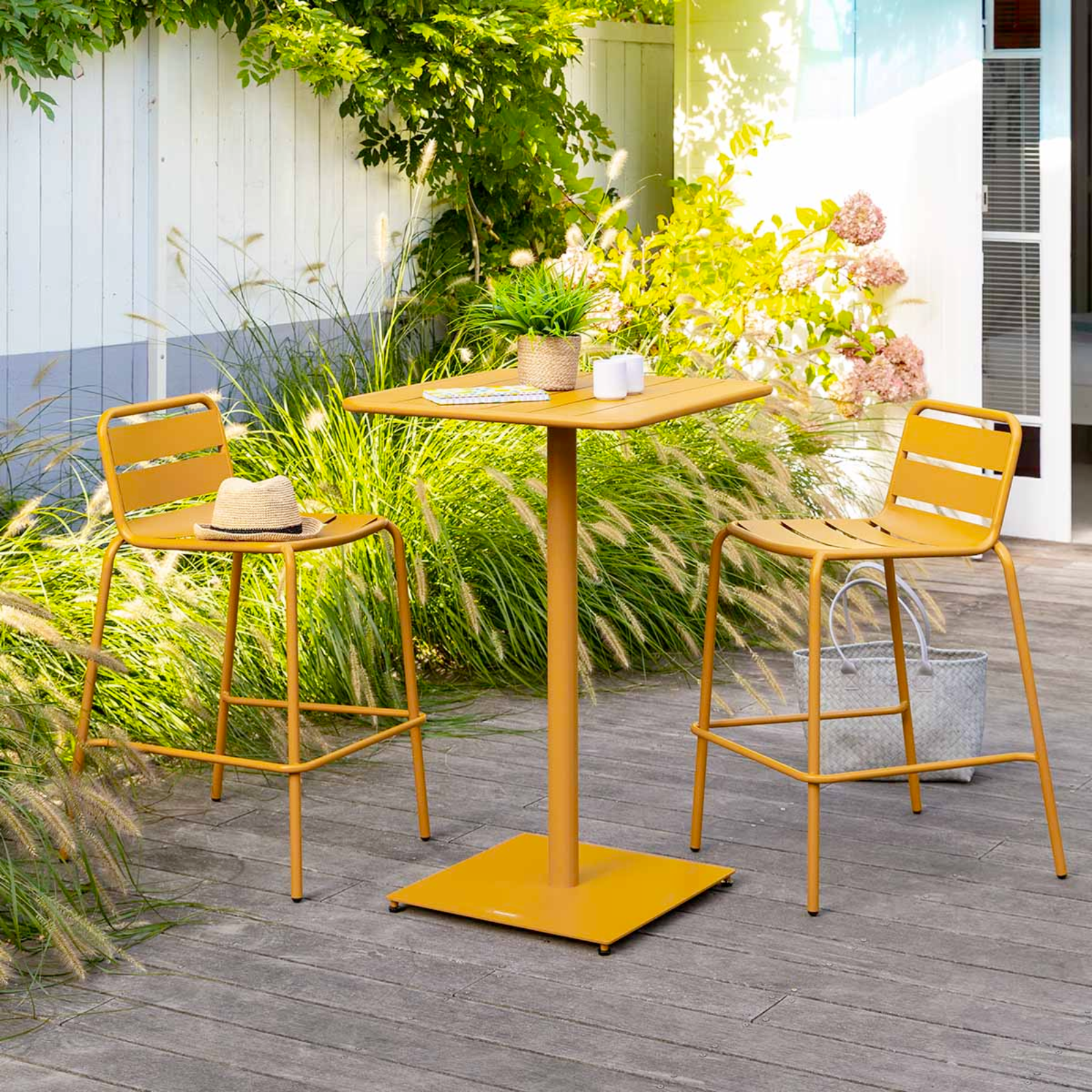 Tavolo da giardino in acciaio trattato quadrato design moderno