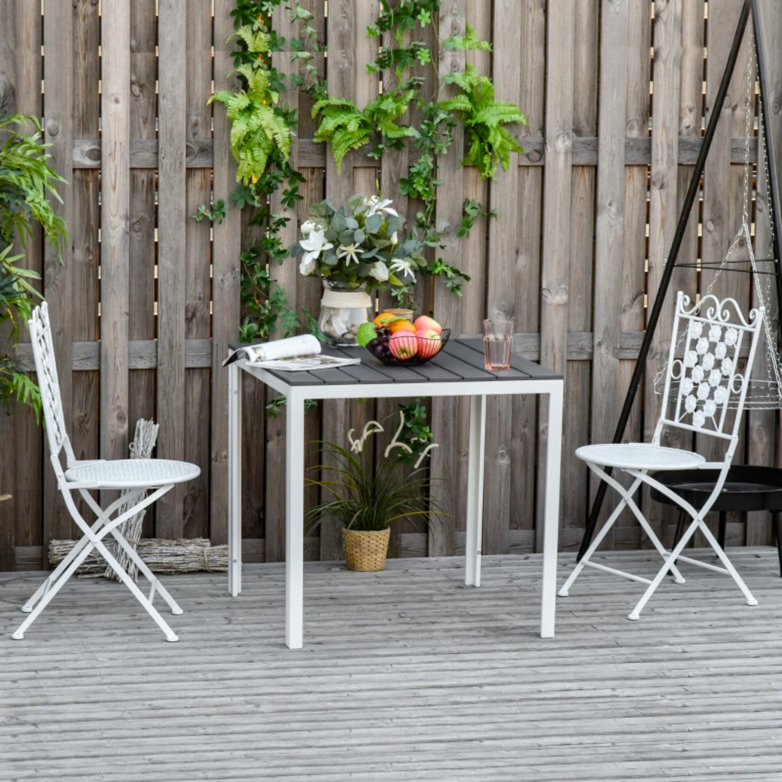 Tavolo da pranzo "Stinto" con struttura in acciaio verniciato e piano doghe in pvc effetto legno