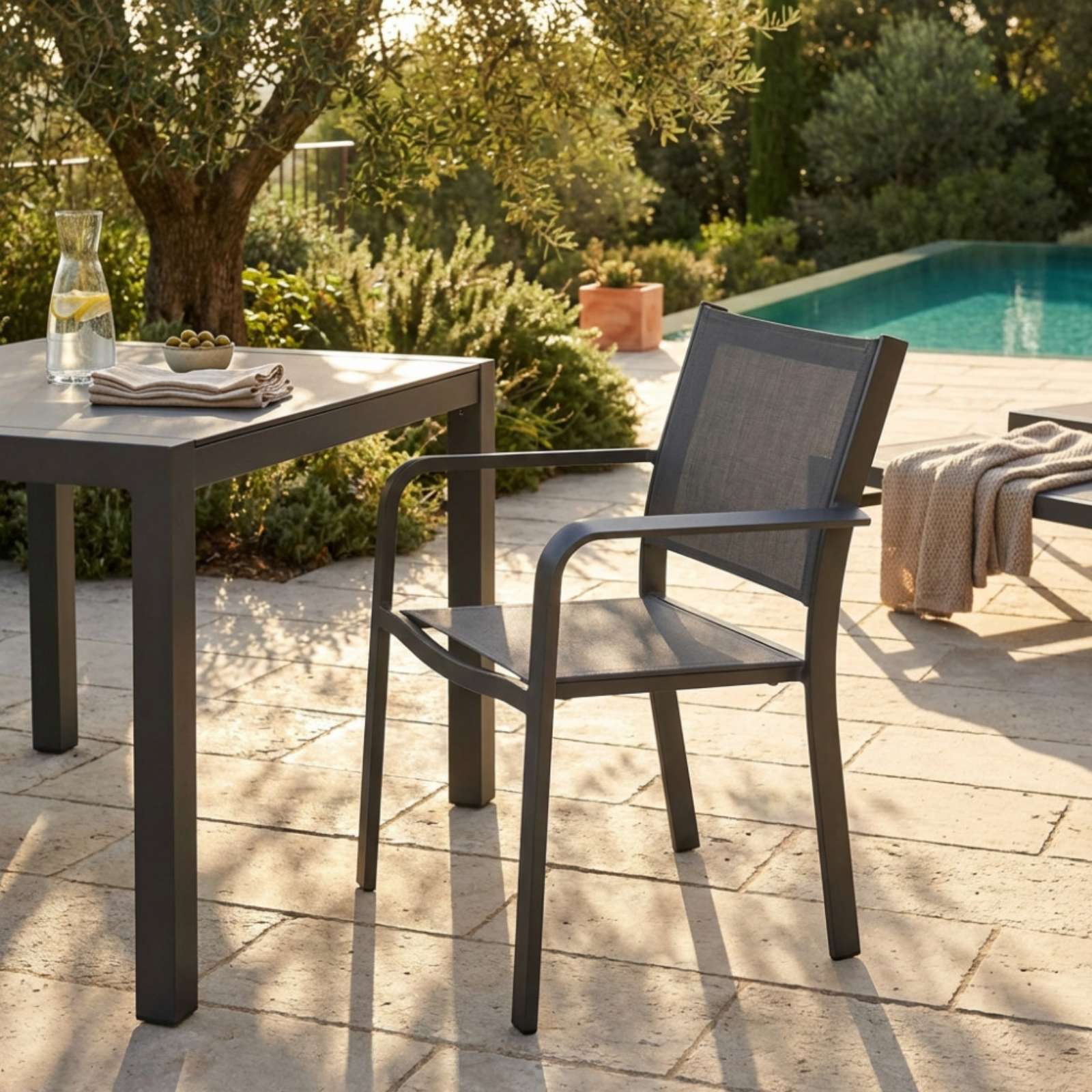 Sedia da esterno in alluminio e textilene con braccioli impilabile - Zante