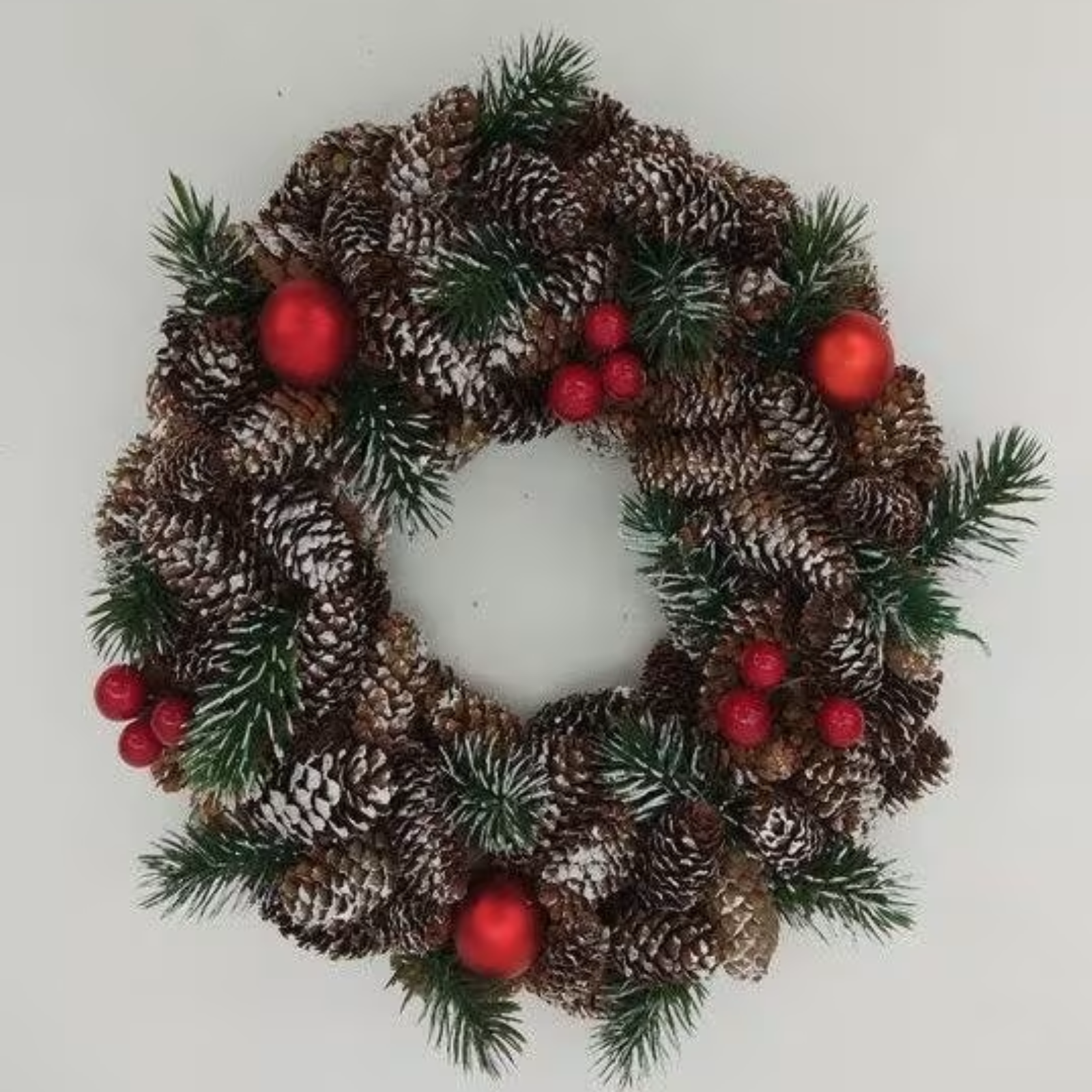 Corona dietro porta natalizia con bacche rosse e pigne 28 cm - Bosco