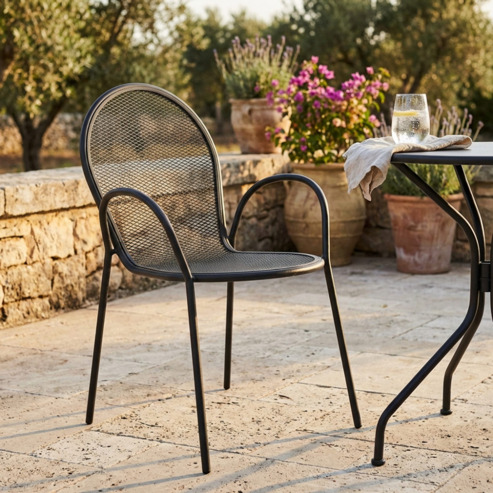 Sedia da esterno impilabile in metallo con braccioli - Sheffield