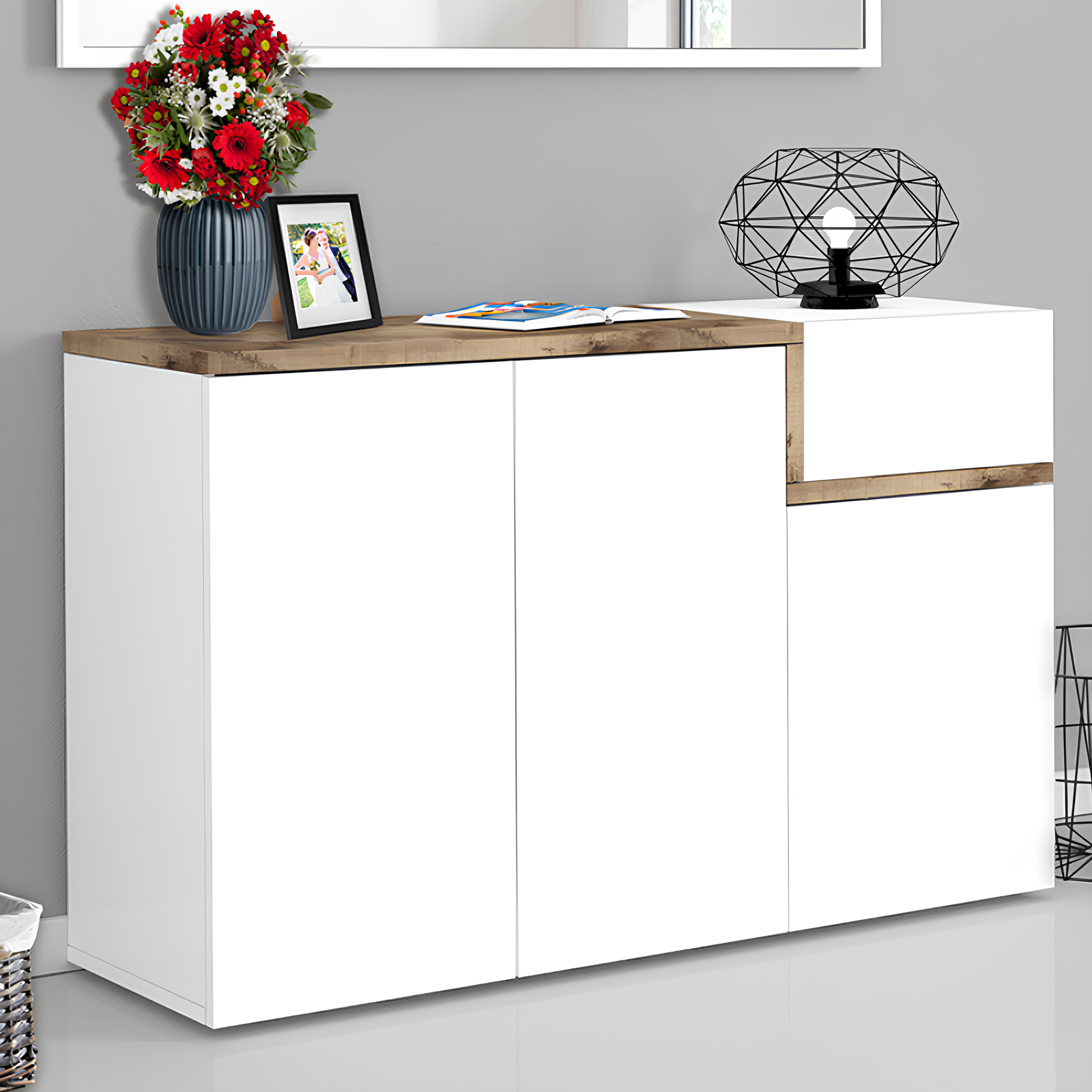 Esplora l'eleganza moderna con la credenza multiuso Blinx: design in bianco lucido e acero, 3 ante con 5 ripiani e antina a ribalta. Funzionale e raffinata, si adatta a diverse ambientazioni. Organizza il tuo spazio con stile e praticità