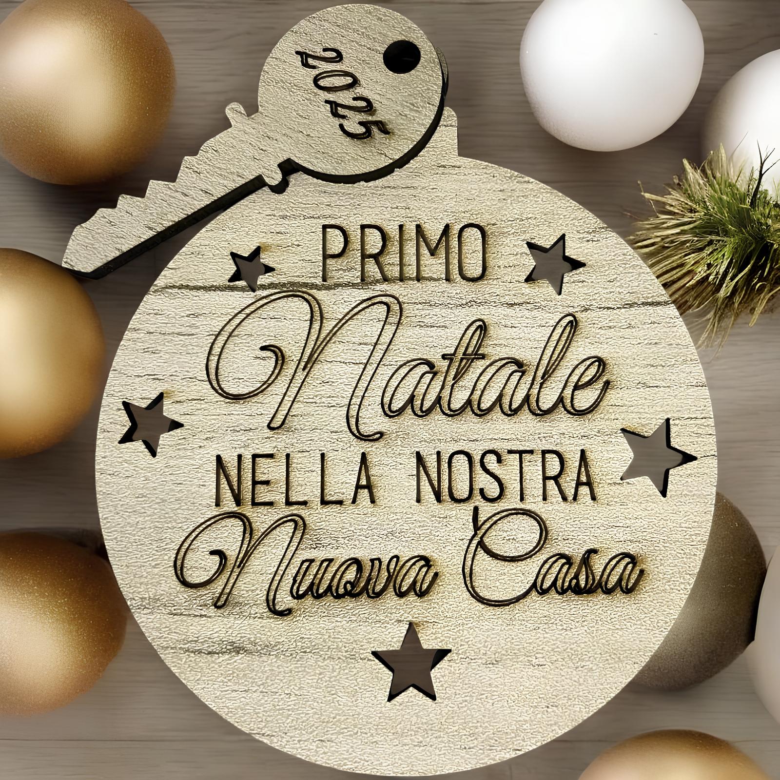 Pallina di natale personalizzabile in legno inciso con nome Ø 10 cm - Primo natale a casa