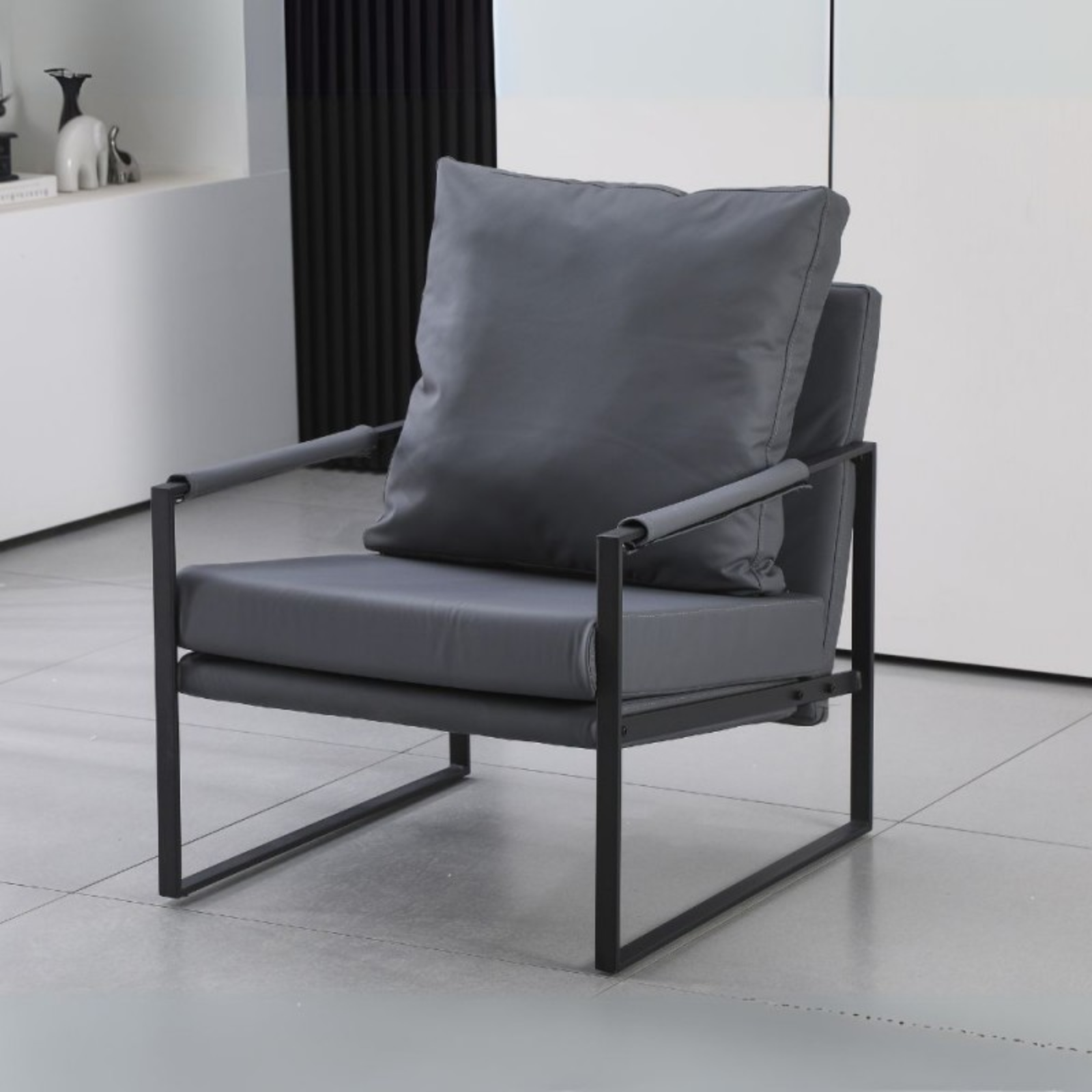 Poltrona da soggiorno in ecopelle grigio scuro e struttura in metallo nero - Gimmy