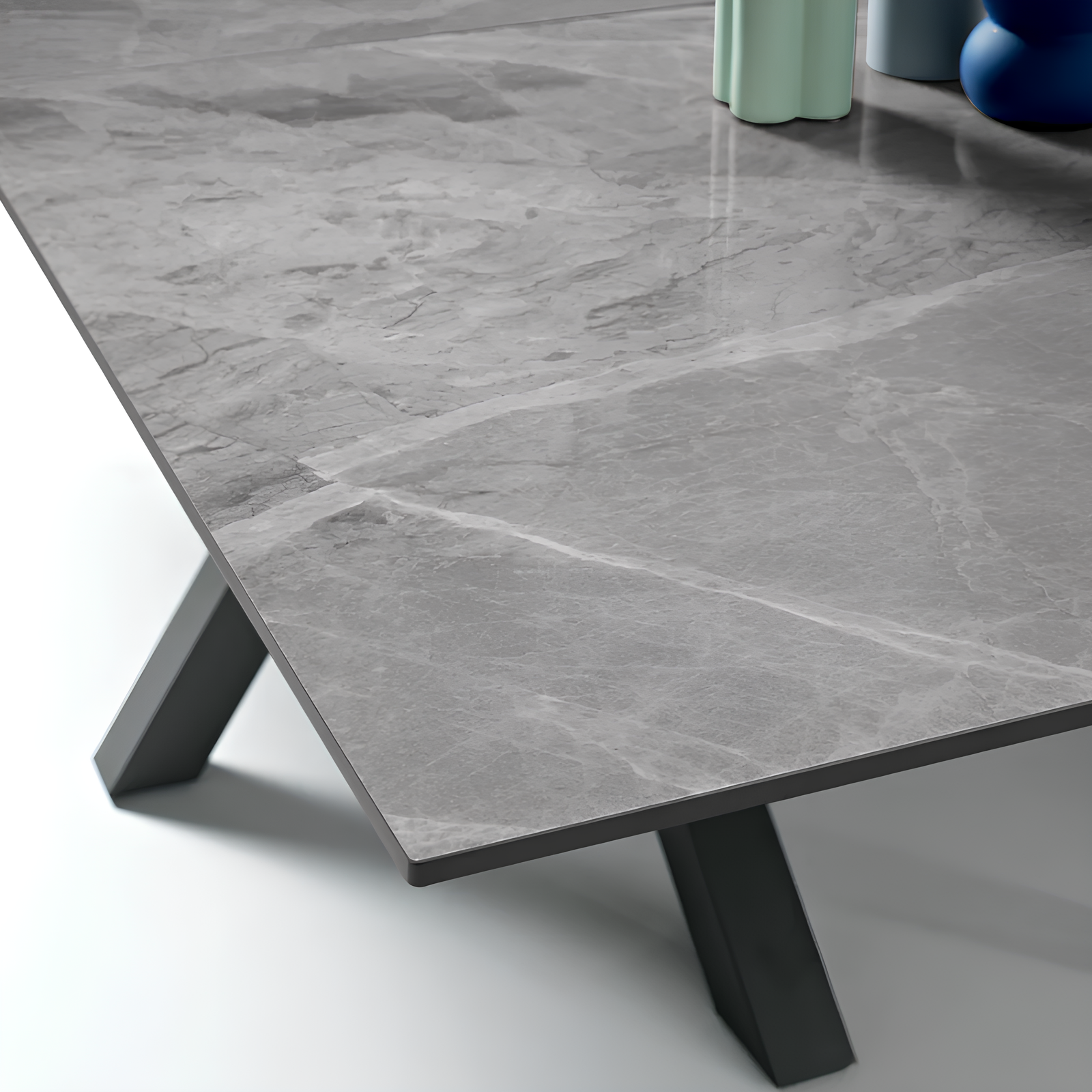 Tavolo allungabile 180/240x76h piano in pietra sintetizzata effetto marmo grigio lucido e base metallo antracite - Liora